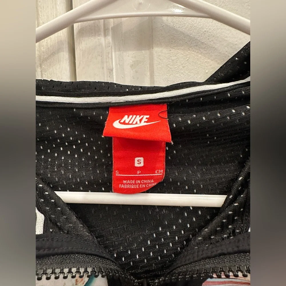 UNISEX NIKE WINDBREAKER !!